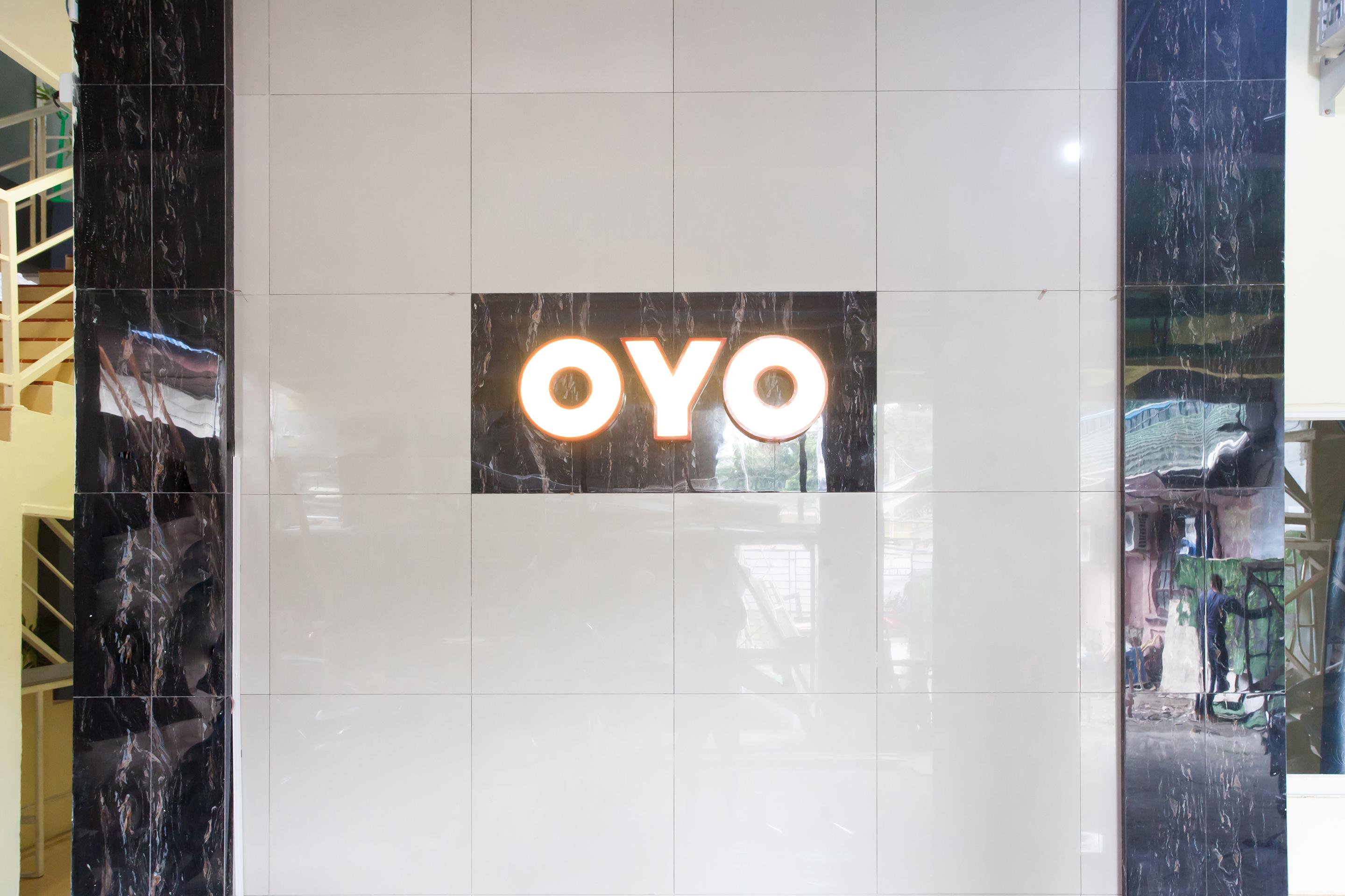 Oyo 990 Stadion Residence Syariah Medan Exterior photo