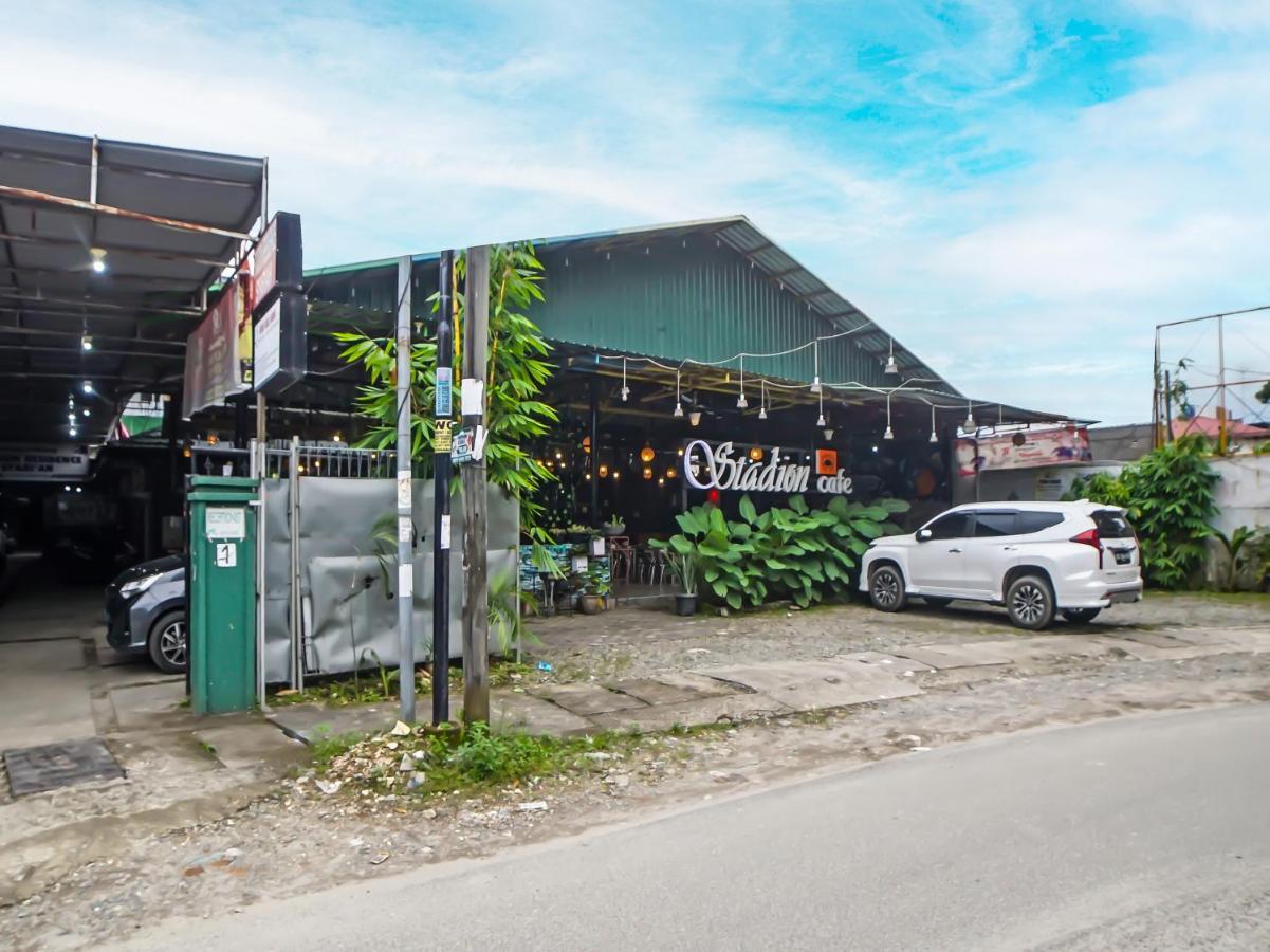 Oyo 990 Stadion Residence Syariah Medan Exterior photo