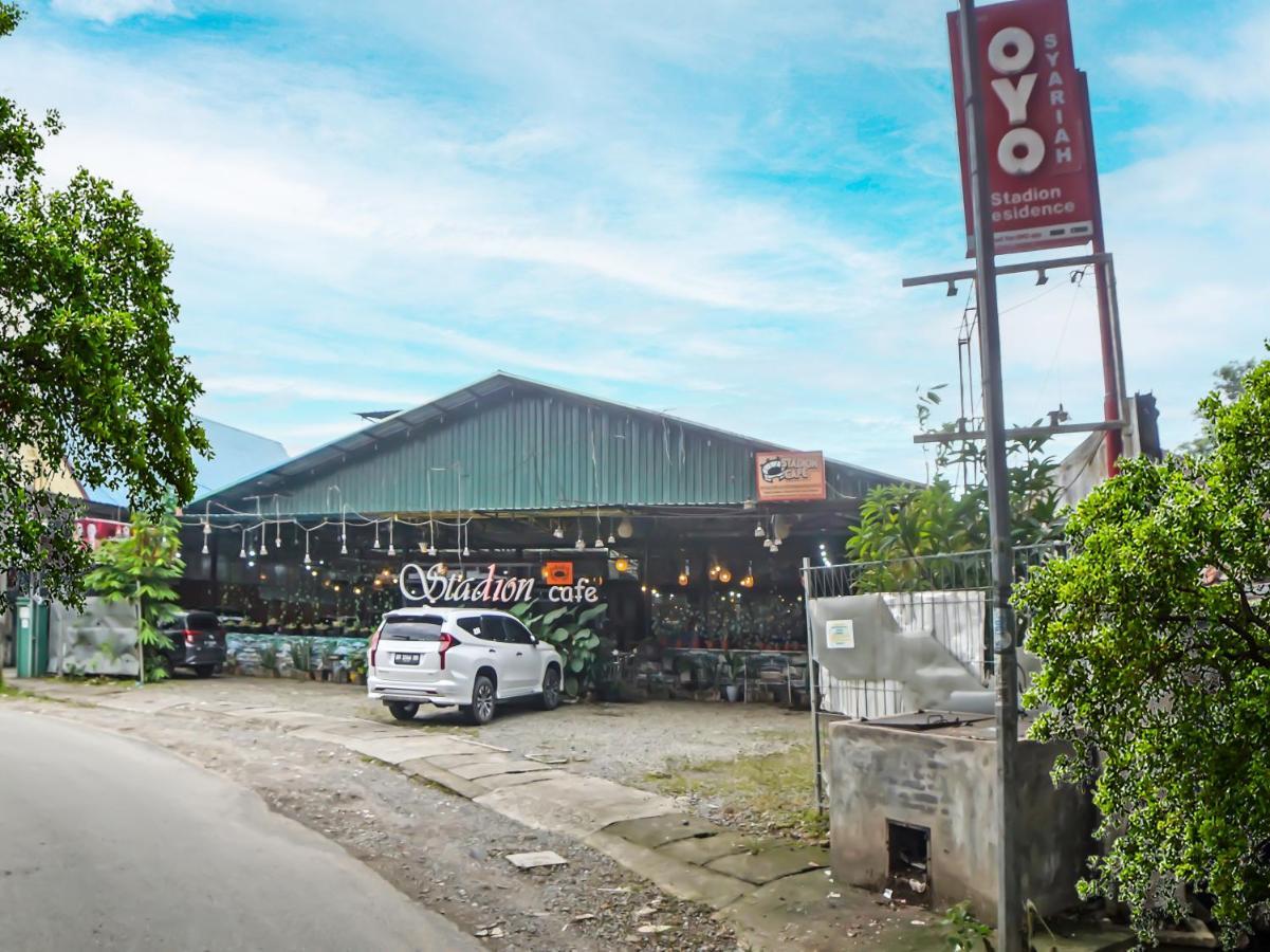 Oyo 990 Stadion Residence Syariah Medan Exterior photo