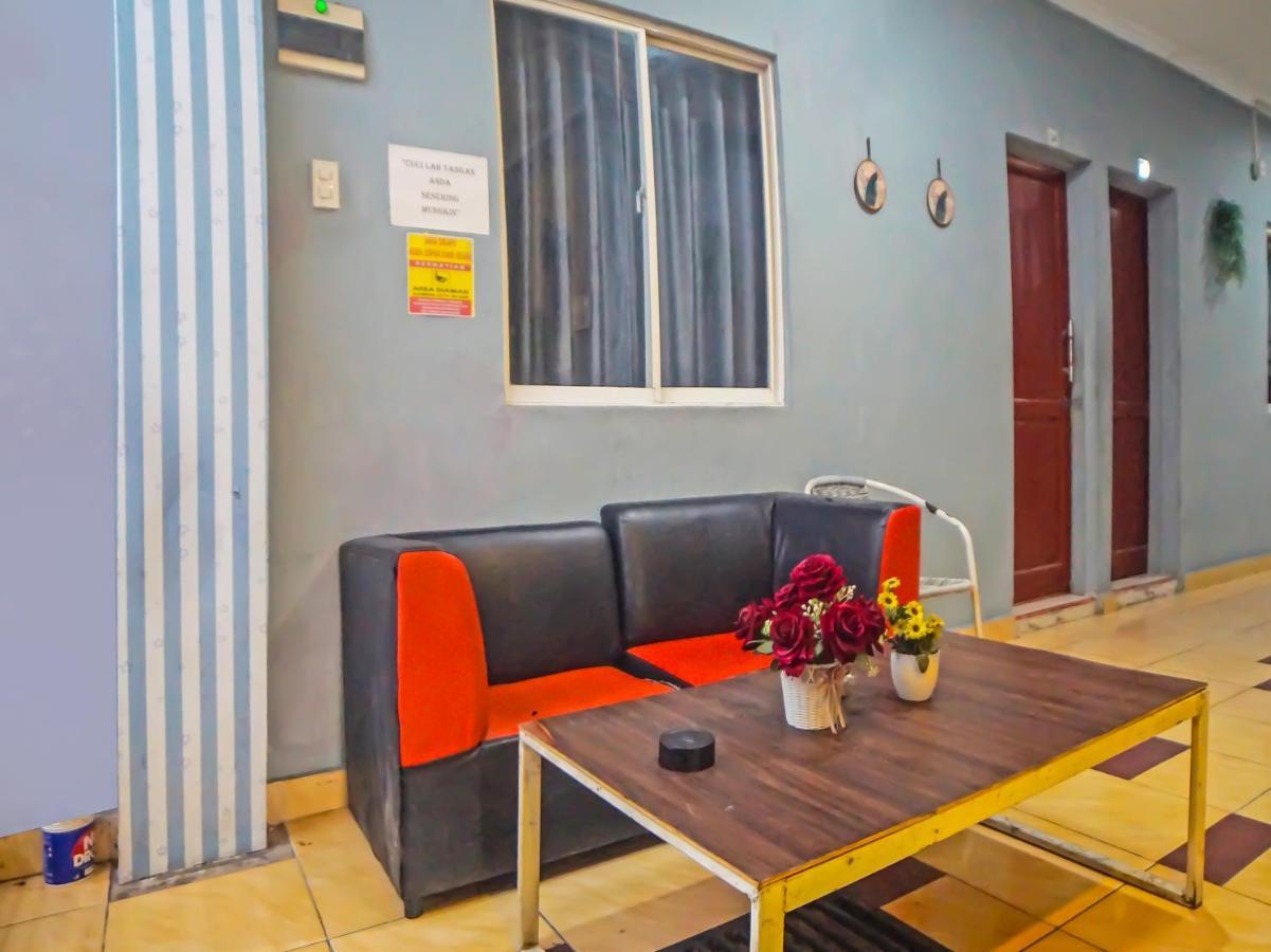 Oyo 990 Stadion Residence Syariah Medan Exterior photo