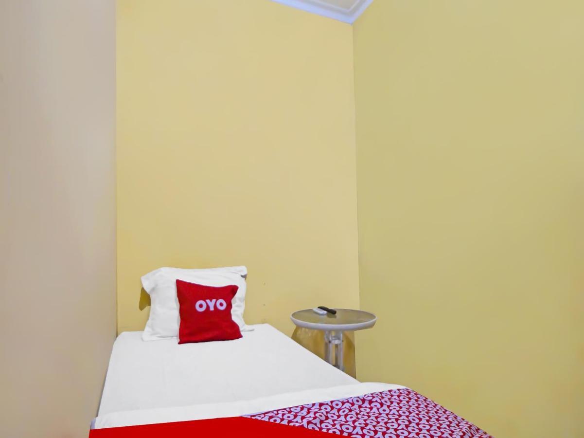 Oyo 990 Stadion Residence Syariah Medan Exterior photo