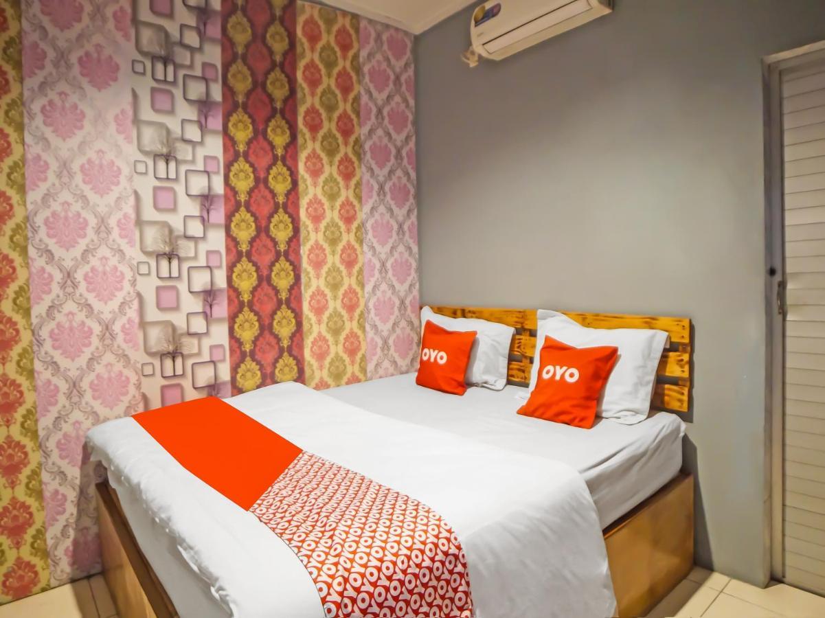 Oyo 990 Stadion Residence Syariah Medan Exterior photo