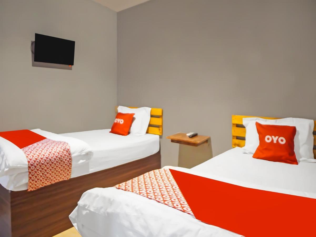 Oyo 990 Stadion Residence Syariah Medan Exterior photo
